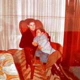 ....Il pavimento poi era tutto realizzato a mosaico�. Ci mostra infatti alcune immagini dove Gigi riposa tra le braccia di mamma Grazia: qui � evidente lo stile delle mattonelle
